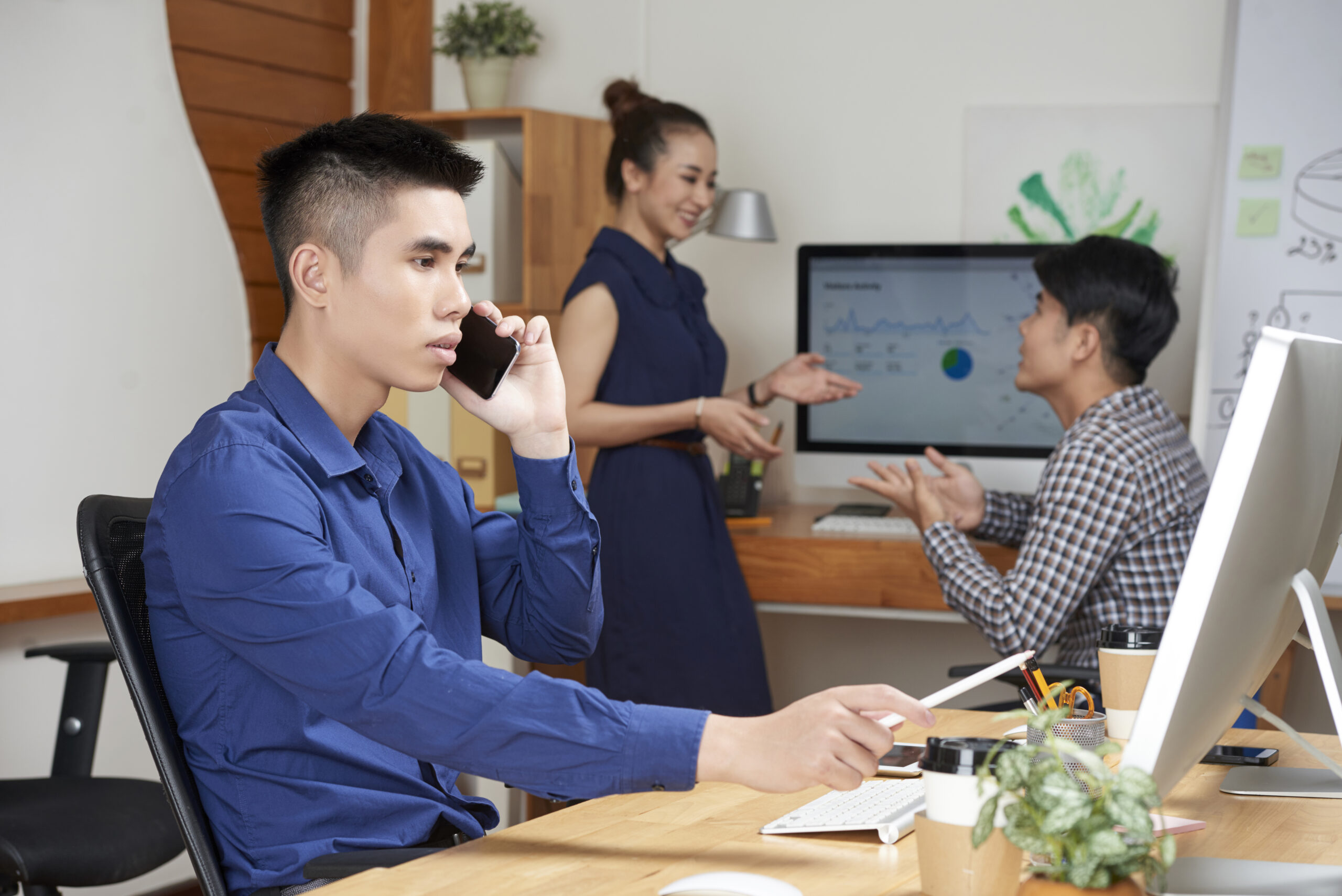 Businessman working at the office (photo from freepik)